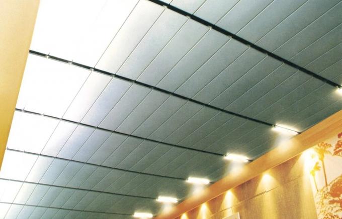 Панели облицовки ядровой абсорбции покрытый крен плиток потолка алюминиевой декоративный